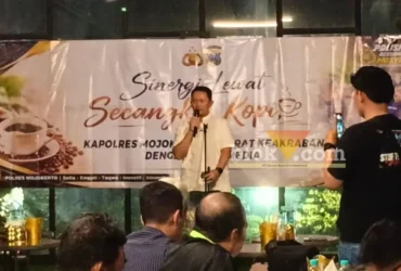Kapolres Mojokerto AKBP Raden Erik Bangun Prakasa saat sambutan dalam acara ngopi bareng wartawan. (foto: blok-a.com/Syahrul Wijaya)
