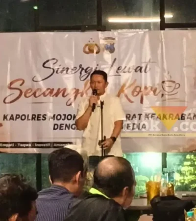 Kapolres Mojokerto AKBP Raden Erik Bangun Prakasa saat sambutan dalam acara ngopi bareng wartawan. (foto: blok-a.com/Syahrul Wijaya)