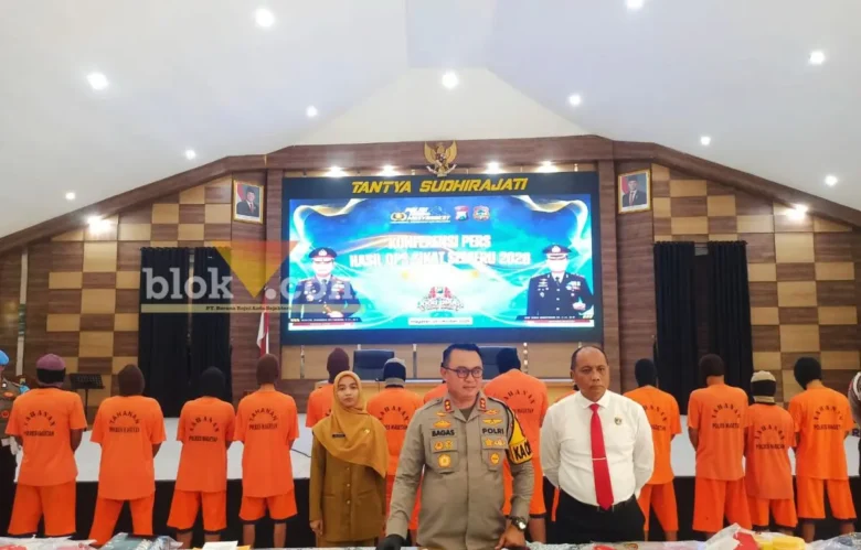 Kapolres didampingi Kasatreskrim Polres Magetan saat Konferensi Pers di Gedung Pesat Gatra, Senin (26/10/2026) (foto: blok-a.com/Nanda Bagoes)