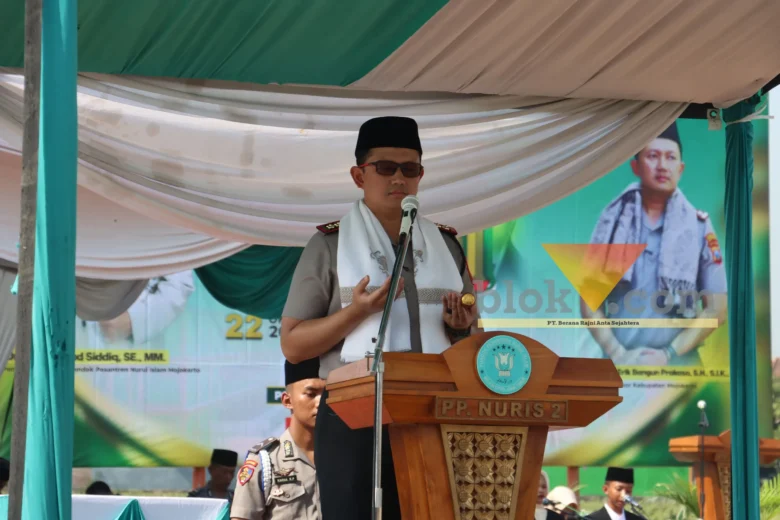 Kapolres Mojokerto AKBP Raden Erik Bangun Prakasa saat menjadi pembina upacara hari santri.(blok-a.com/Syahrul Wijaya)