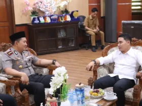 Kapolres saat silaturahmi dan bertemu dengan Bupati Mojokerto.(Foto: Humas)