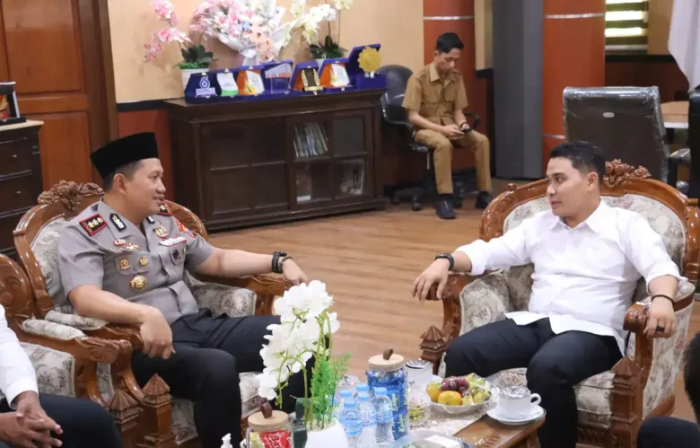 Kapolres saat silaturahmi dan bertemu dengan Bupati Mojokerto.(Foto: Humas)