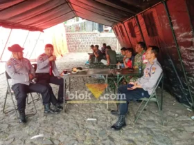 Kapolsek Plaosan AKP Agus Witarno bersama tim gabungan di pos karhutla Cemoro Sewu (foto: Blok-a.com/Nanda Bagoes)