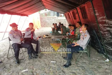 Kapolsek Plaosan AKP Agus Witarno bersama tim gabungan di pos karhutla Cemoro Sewu (foto: Blok-a.com/Nanda Bagoes)