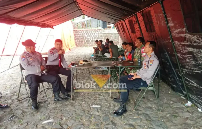 Kapolsek Plaosan AKP Agus Witarno bersama tim gabungan di pos karhutla Cemoro Sewu (foto: Blok-a.com/Nanda Bagoes)