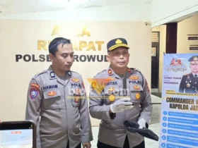 Kapolsek Trowulan Kompol I Gusti N.K. Swastama A., S.H., saat wawancara di Mapolsek Trowulan dan menunjukkan barang bukti sebilah pisau (foto: blok-a.com/Syahrul Wijaya)
