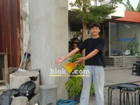 Karyawan Kedai kopi Sugeng Jaya menunjukkan tempat motor Vario terparkir yang dicuri maling. (foto: blok-a.com/Syahrul Wijaya)