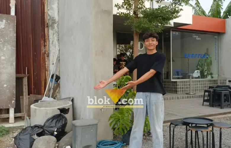 Karyawan Kedai kopi Sugeng Jaya menunjukkan tempat motor Vario terparkir yang dicuri maling. (foto: blok-a.com/Syahrul Wijaya)