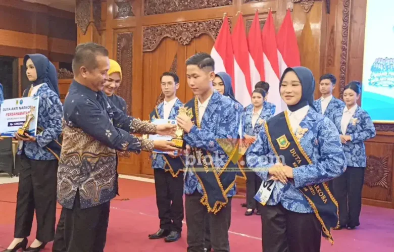 Kepala BNN Kota Mojokerto AKBP Damar Bastiar Amarapit, S.T., saat menyerahkan piala kepada pemenang Duta Anti Narkoba 2026 Kota Mojokerto (foto: blok-a.com/Syahrul Wijaya)
