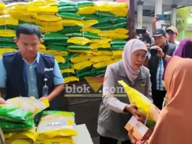 Pimpinan Cabang Perum Bulog Mojokerto Muhammad Husin bersama Gubernur Jatim Khofifah Indar Parawansa, saat hadiri pasar murah di Bangsal, Mojokerto. (foto: blok-a.com/Syahrul Wijaya)