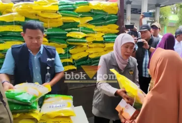 Pimpinan Cabang Perum Bulog Mojokerto Muhammad Husin bersama Gubernur Jatim Khofifah Indar Parawansa, saat hadiri pasar murah di Bangsal, Mojokerto. (foto: blok-a.com/Syahrul Wijaya)