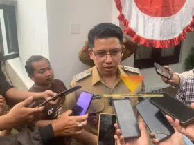 Kepala DLH Kabupaten Malang Ahmad Dzulfikar Nurrahman saat diwawancarai awak media (foto: blok-a.com / Yogga Ardiawan)
