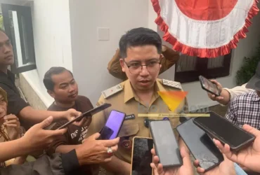 Kepala DLH Kabupaten Malang Ahmad Dzulfikar Nurrahman saat diwawancarai awak media (foto: blok-a.com / Yogga Ardiawan)