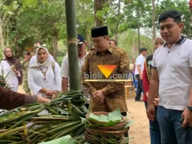 Kepala Desa Srigonco, Didit Puji Laksono, S.Pt., S.H., M.H., (putih) saat mendampingi Sekda, Budiar meninjau UMKM di event South Wave 2026 (foto: blok-a.com / Yogga Ardiawan)