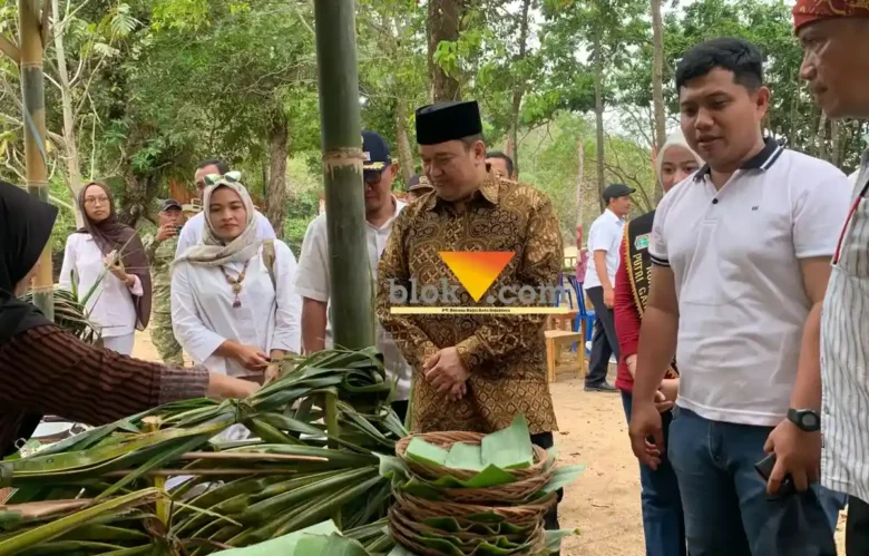 Kepala Desa Srigonco, Didit Puji Laksono, S.Pt., S.H., M.H., (putih) saat mendampingi Sekda, Budiar meninjau UMKM di event South Wave 2026 (foto: blok-a.com / Yogga Ardiawan)