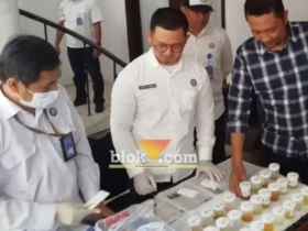 Ketua DPRD Banyuwangi, I Made Cahyana Negara saat menjalani tes urine, Senin (05/10/2026)(foto: blok-a.com/Kuryanto)