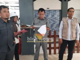 Ketua Komisi II DPRD Kota Blitar Yohan Tri Waluyo saat memantau langsung progres pembongkaran lantai dua Pasar Legi. (foto: blok-a.com/fajar)