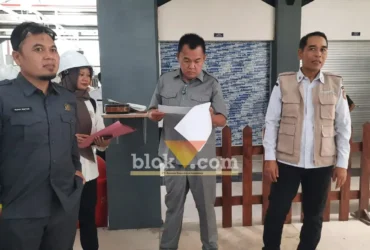 Ketua Komisi II DPRD Kota Blitar Yohan Tri Waluyo saat memantau langsung progres pembongkaran lantai dua Pasar Legi. (foto: blok-a.com/fajar)