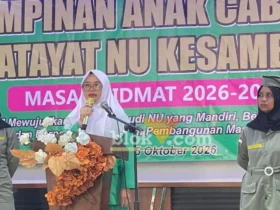 Ketua PAC Fatayat NU Kesamben usai dilantik sedang memberikan sambutan (foto: blok-a.com/Syahrul Wijaya)