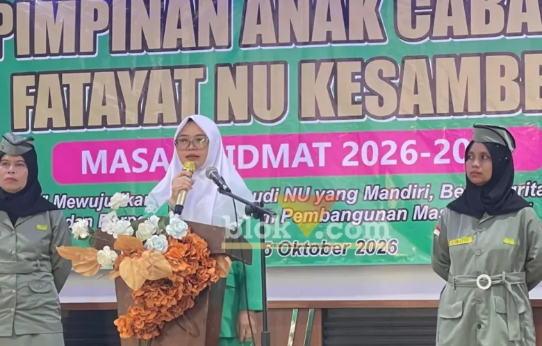 Ketua PAC Fatayat NU Kesamben usai dilantik sedang memberikan sambutan (foto: blok-a.com/Syahrul Wijaya)