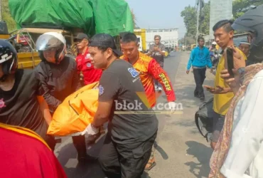 Korban kecelakaan beruntun yang meninggal di jalan raya Pekukuhan saat dievakuasi ke dalam Ambulance. (foto: blok-a.com/Syahrul Wijaya)