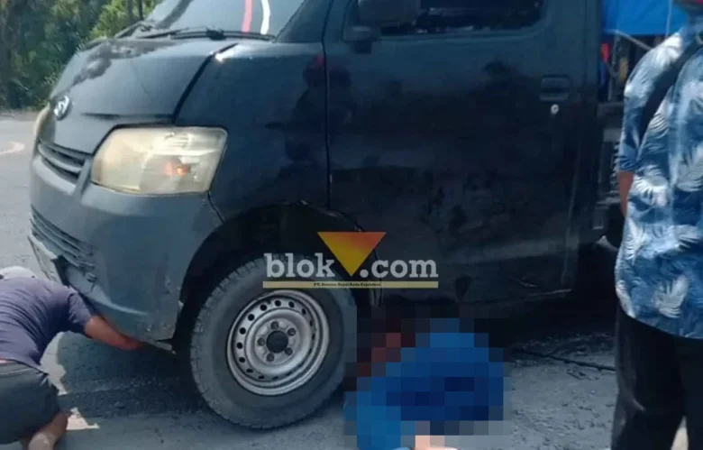 Korban tertabrak dan masuk ke dalam kolong pikap Grandmax (foto: blok-a.com/Syahrul Wijaya)