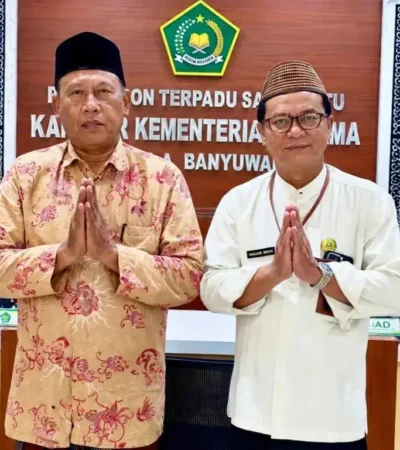 Kyai Abdul Kholiq saat foto bersama dengan Kepala Kantor Kemenag Banyuwangi, Dr. H. Chaironi Hidayat, Selasa (20/10/2026) (foto: blok-a.com/Istimewa)