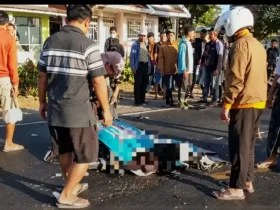 Lakalantas beruntun melibatkan sebuah sepeda motor dan dua Bus di Jalan Raya Nasional Banyuwangi-Situbondo, mengakibatkan pengendara motor tewas di tempat, Kamis (08/10/2026)(foto: blok-a.com/Kuryanto)
