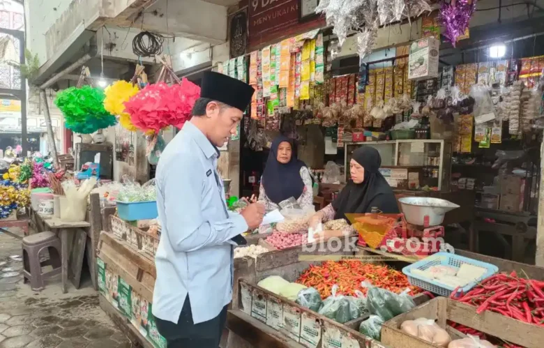 Memasuki akhir Oktober 2026, harga sembako di Pasar Tradisional Banyuwangi relatif stabil, Senin (26/10/2026) (foto: blok-a.com/Kuryanto)