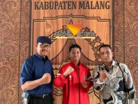 Muhammad Fajar (tengah), Karateka asal Kabupaten Malang yang akan berangkat ke Jepang (foto: blok-a.com / Yogga Ardiawan)