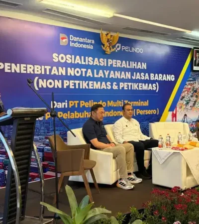 Branch Manager Pelindo Multi Terminal Pelabuhan Gresik, Sutopo (kiri). (foto : dok. Pelindo)