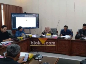 Pansus I DPRD Banyuwangi bersama eksekutif saat raper Bahas Raperda Penetapan Desa, Kamis (15/10/2026) (foto: blok-a.com/Kuryanto)