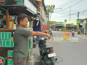 Pedagang Es Syaiful Bahri yang ikut menangkap pelaku usai ditendang warga dan terjatuh sedang menunjukkan lokasi penangkapan pelaku (foto: blok-a.com/Syahrul Wijaya)