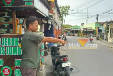 Pedagang Es Syaiful Bahri yang ikut menangkap pelaku usai ditendang warga dan terjatuh sedang menunjukkan lokasi penangkapan pelaku (foto: blok-a.com/Syahrul Wijaya)