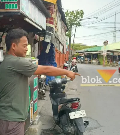 Pedagang Es Syaiful Bahri yang ikut menangkap pelaku usai ditendang warga dan terjatuh sedang menunjukkan lokasi penangkapan pelaku (foto: blok-a.com/Syahrul Wijaya)