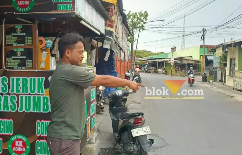 Pedagang Es Syaiful Bahri yang ikut menangkap pelaku usai ditendang warga dan terjatuh sedang menunjukkan lokasi penangkapan pelaku (foto: blok-a.com/Syahrul Wijaya)