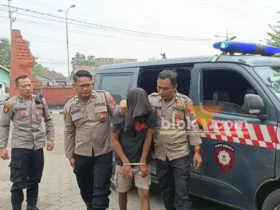 Pelaku penusukan saat dibawa ke Polsek Trowulan.(foto: blok-a.com/Syahrul Wijaya)