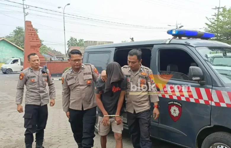 Pelaku penusukan saat dibawa ke Polsek Trowulan.(foto: blok-a.com/Syahrul Wijaya)