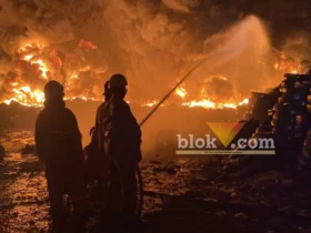 Proses pemadaman kobaran api di gudang pengolahan ban bekas (foto: blok-a.com/Syahrul Wijaya)