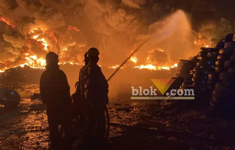 Proses pemadaman kobaran api di gudang pengolahan ban bekas (foto: blok-a.com/Syahrul Wijaya)