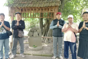 Pemerhati Sejarah Jombang saat si prasasti Kusambyan. (Foto: Istimewa)