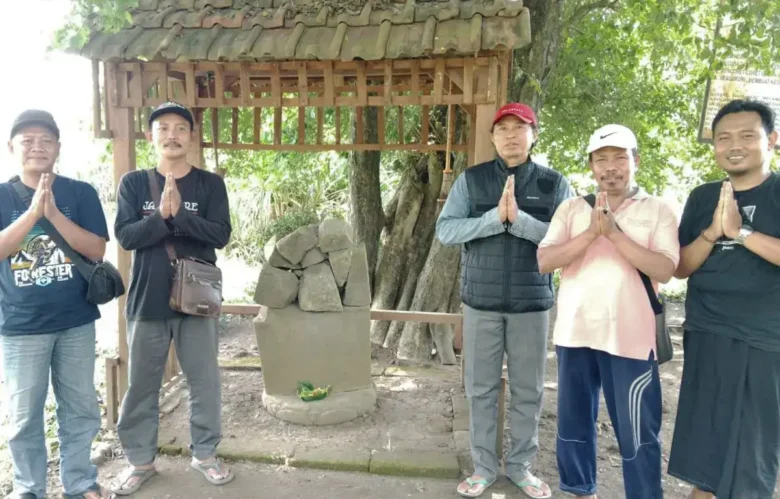 Pemerhati Sejarah Jombang saat si prasasti Kusambyan. (Foto: Istimewa)