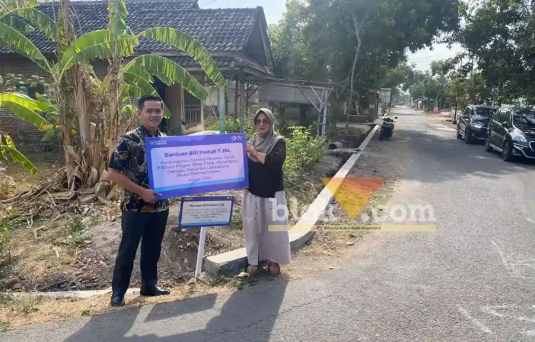 Penyerahan bantuan dilakukan oleh Manager Bisnis Konsumer BRI Cabang Mojokerto, Yohanes Andri Eka Risti, kepada Ketua Pokmas Kartika, Masruliyah. (foto: blok-a.com/Syahrul Wijaya)
