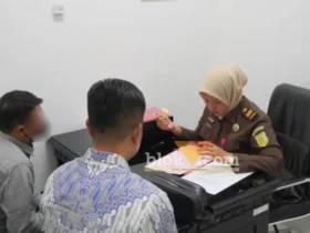 Penyerahan tersangka dan barang bukti tahap II perkara tindak pidana korupsi ke Kejari kota Mojokerto (foto: blok-a.com/Syahrul Wijaya)
