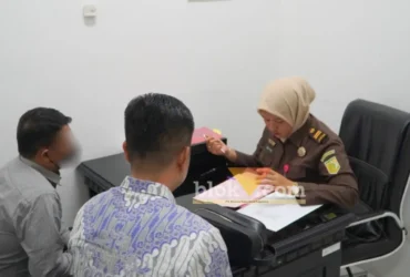 Penyerahan tersangka dan barang bukti tahap II perkara tindak pidana korupsi ke Kejari kota Mojokerto (foto: blok-a.com/Syahrul Wijaya)