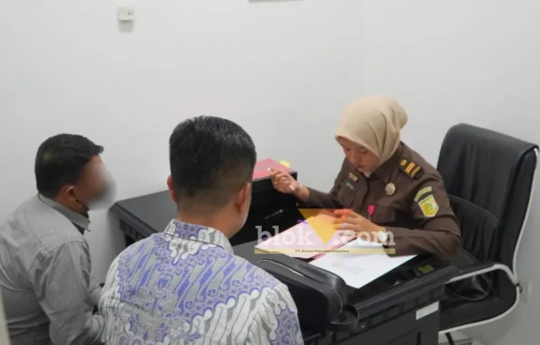 Penyerahan tersangka dan barang bukti tahap II perkara tindak pidana korupsi ke Kejari kota Mojokerto (foto: blok-a.com/Syahrul Wijaya)