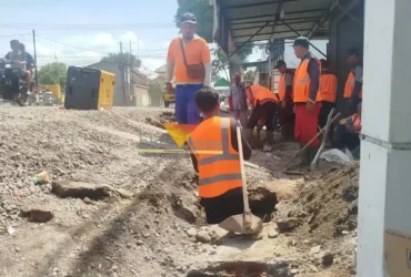 Perbaikan drainase di salah satu titik di Kabupaten Malang oleh petugas DPUBM (foto: blok-a.com / Yogga Ardiawan)