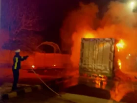 Petugas PJR 3 Polda Jatim saat berusaha memadamkan api truk wing boks yang terbakar di Rest Area Teras Dagangan, Tol JoMo. (Foto: PJR 3 Polda Jatim)