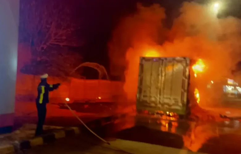 Petugas PJR 3 Polda Jatim saat berusaha memadamkan api truk wing boks yang terbakar di Rest Area Teras Dagangan, Tol JoMo. (Foto: PJR 3 Polda Jatim)