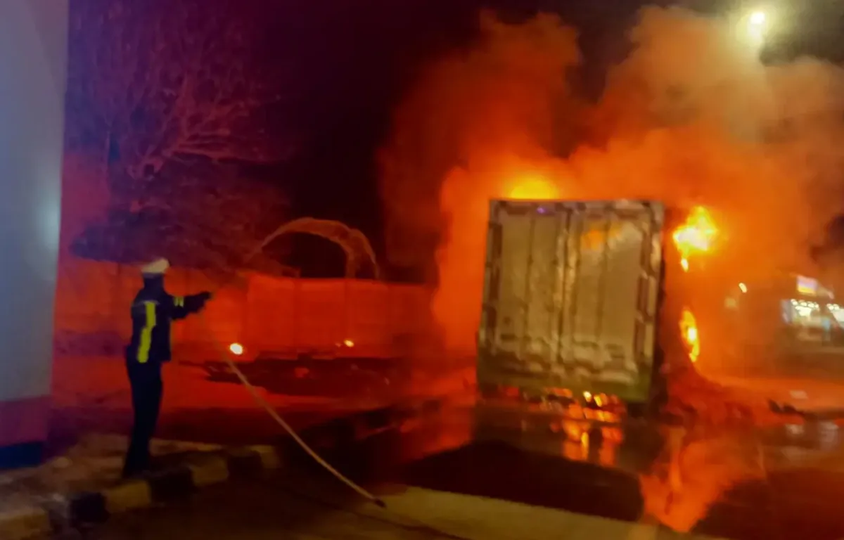 Truk Wing Boks Terbakar di Rest Area Teras Dagangan Tol JoMo, Diduga Akibat Kampas Rem Panas